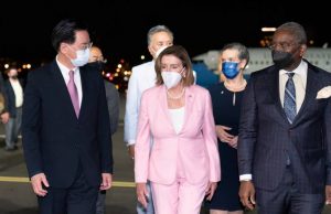 Ketua DPR Amerika Serikat, Nancy Pelosi tiba di Taiwan 2 Agustus 2022 - Guardian