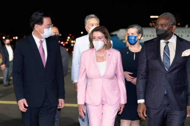 Ketua DPR Amerika Serikat, Nancy Pelosi tiba di Taiwan 2 Agustus 2022 - Guardian