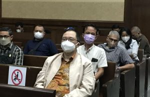 Direktur Utama PT Rimo International Lestari Tbk Teddy Tjokrosapoetro menjalani sidang - Kompas