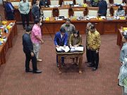 Komisi I DPR RI dan Menteri Komunikasi dan Informatika Johnny G Plate setuju agar RUU Perlindungan Data Pribadi dibawa ke rapat paripurna untuk disahkan menjadi UU di Gedung DPR, Senayan, Jakarta, Rabu (7/9) - Kompas