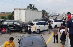 Kecelakaan beruntun di Tol Pejagan-Pemalang arah Brebes pada Minggu (18/9/2022) sekitar pukul 14.15 WIB. Foto: Randy Setiawan