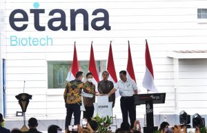 Presiden Jokowi meresmikan Pabrik PT Etana Biotechnologies Indonesia, di Kawasan Industri Pulogadung (JIEP), Jakarta, Jumat (07/10). (Foto: Humas Setkab/Rahmat)