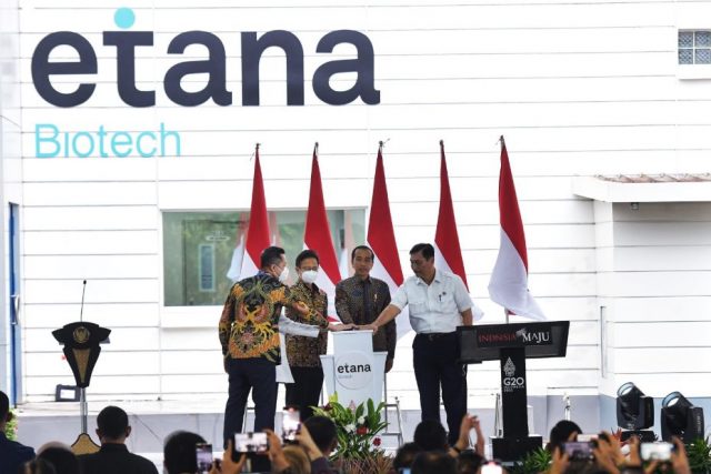 Presiden Jokowi meresmikan Pabrik PT Etana Biotechnologies Indonesia, di Kawasan Industri Pulogadung (JIEP), Jakarta, Jumat (07/10). (Foto: Humas Setkab/Rahmat)