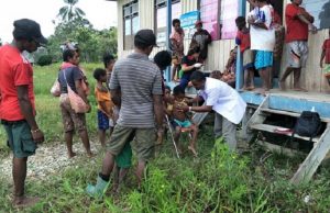 Ilustrasi, dokter melakulan pemeriksaan kesehatan masyarakat di pedalaman Papua - antara