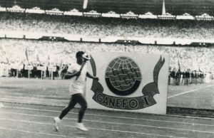 Atlet Indonesia, Harun Al-Rasjid, berlari membawa obor untuk menyalakan tungku api Ganefo di Gelora Bung Karno, 10 November 1963.