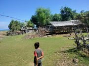 Anak Nelayan di Kampung Muluq desa Sengkol, Mandalika, menatap pemukiman yang terdampak pembangunan kawasan Mandalika - ASLI Mandalika