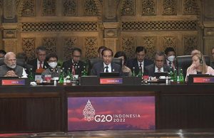Presiden Joko Widodo (tengah) disaksikan Perdana Menteri India Narendra Damodardas Modi (kiri) dan Perdana Menteri Italia Giorgia Meloni (kanan) dalam acara pembukaan KTT G20 Indonesia 2022 di Nusa Dua, Bali, Selasa 15 November 2022. [Media center G20]