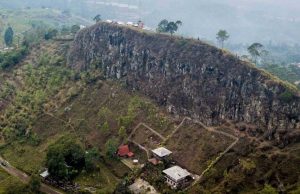 Foto udara Gunung Batu yang termasuk dalam sesar Lembang atau patahan Lembang di Kabupaten Bandung Barat - Antara