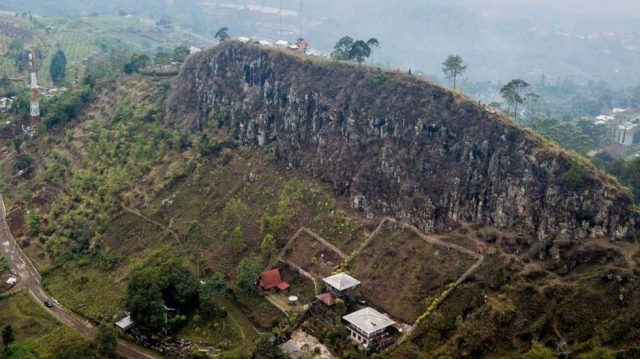 Foto udara Gunung Batu yang termasuk dalam sesar Lembang atau patahan Lembang di Kabupaten Bandung Barat - Antara
