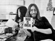 John & Yoko di kantor Apple Records di Savile Row, Desember 1969 - flickr