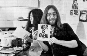 John & Yoko di kantor Apple Records di Savile Row, Desember 1969 - flickr