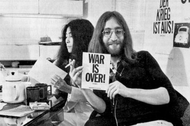 John & Yoko di kantor Apple Records di Savile Row, Desember 1969 - flickr