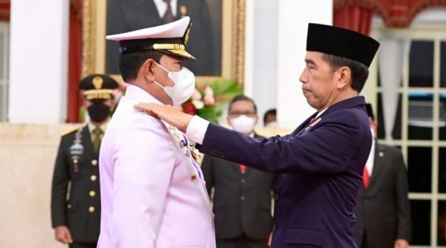 Presiden Joko Widodo melantik dan mengambil sumpah jabatan Laksamana TNI Yudo Margono sebagai Panglima Tentara Nasional Indonesia (TNI), pada Senin, 19 Desember 2022. Foto: BPMI Setpres/Muchlis Jr.