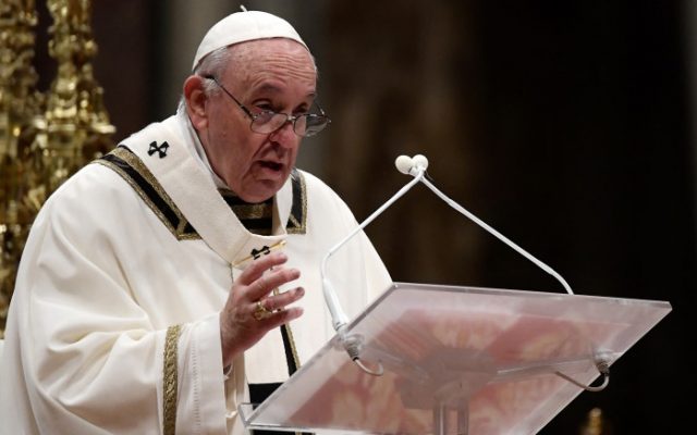 Paus Fransiskus memberikan pesan dan renungan Natal di Basilika Santo Petrus, Vatikan - AFP