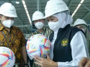 Gubernur Jatim Khofifah Indar Parawansa memperhatikan bola Piala Dunia 2022 produksi Madiun (Foto: Pemprov Jatim)