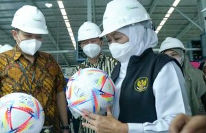 Gubernur Jatim Khofifah Indar Parawansa memperhatikan bola Piala Dunia 2022 produksi Madiun (Foto: Pemprov Jatim)