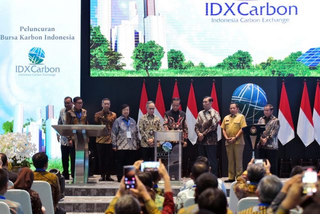 Presiden Jokowi meluncurkan sekaligus membuka Perdagangan Perdana Bursa Karbon Indonesia, di BEI, di Jakarta, Selasa (26/09/2023). (Foto: Humas Setkab/Agung)