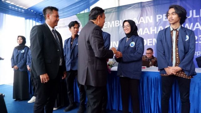 Pengukuhan Mahasiswa Baru oleh Rektor Universitas Dian Nusantara di dampingi Ketua Yayasan Dian Asra.