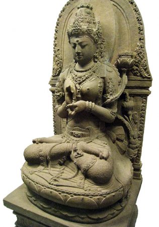Arca Prajnaparamita di Jawa Timur dan diperkirakan dibuat pada abad ke-13 memperlihatkan detail ukiran kain menyerupai pola batik.