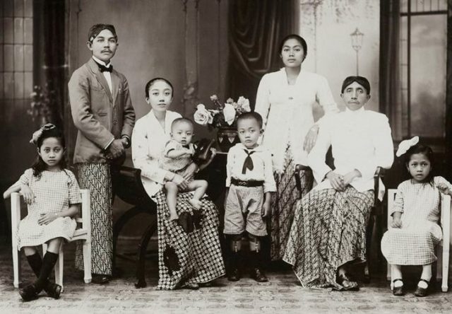 Potret keluarga bangsawan di Jawa. tropenmuseum