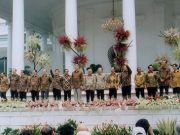 Berbaju batik. Soeharto bersama para peserta KTT APEC Bogor, tahun 1994. Foto: setpres