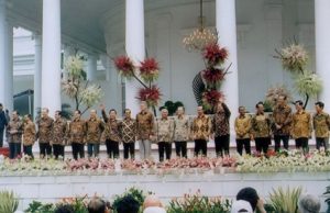 Berbaju batik. Soeharto bersama para peserta KTT APEC Bogor, tahun 1994. Foto: setpres