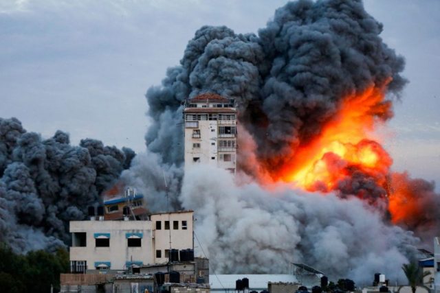 Asap membumbung tinggi setelah serangan militer Israel kesebuah bangunan di Gaza [foto:Reuters]