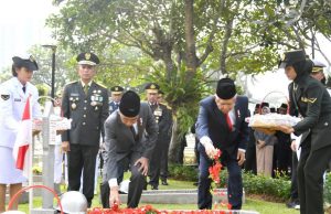 Presiden Jokowi dan Wapres Ma’ruf Amin melakukan tabur bunga di TMP Kalibata, Jakarta, Jumat (10/11/2023). (Foto: BPMI Setpres)