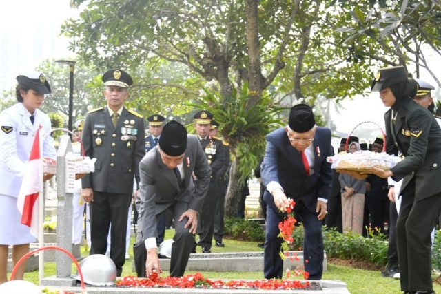 Presiden Jokowi dan Wapres Ma’ruf Amin melakukan tabur bunga di TMP Kalibata, Jakarta, Jumat (10/11/2023). (Foto: BPMI Setpres)