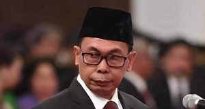 Presiden Jokowi resmi melantik Nawawi Pomolango sebagai ketua KPK Sementara di Istana Negara, Jakarta pada Senin, 27 November.