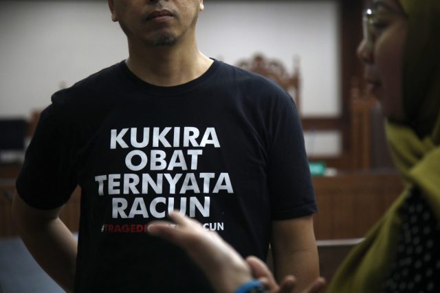 Orang tua korban kasus gagal ginjal akut pada sidang gugatan class action di Pengadilan Negeri Jakarta Pusat, Jakarta, Selasa (18/7/2023). KOMPAS/HERU