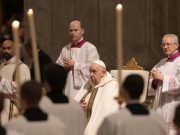 Paus Fransiskus memimpin misa Malam Natal 24 Desember 2023 di Basilika Santo Petrus Vatikan - Aljazeera