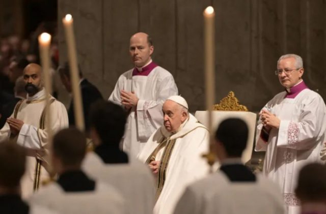 Paus Fransiskus memimpin misa Malam Natal 24 Desember 2023 di Basilika Santo Petrus Vatikan - Aljazeera