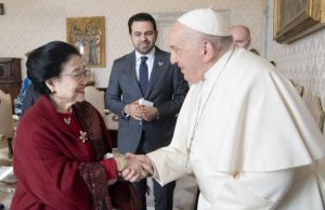 Presiden Kelima RI Megawati Soekarnoputri bertemu dengan Paus Fransiskus, Kepala Negara Vatikan sekaligus pemimpin tertinggi Gereja Katolik, di Istana Apostolik, Vatikan, Senin (18/12/2023). Foto Dok. Monang Sinaga