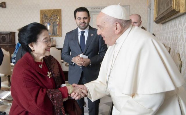 Presiden Kelima RI Megawati Soekarnoputri bertemu dengan Paus Fransiskus, Kepala Negara Vatikan sekaligus pemimpin tertinggi Gereja Katolik, di Istana Apostolik, Vatikan, Senin (18/12/2023). Foto Dok. Monang Sinaga