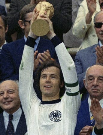 Franz Beckenbauer sebagai kapten timnas Jerman Barat mengangkat trofi Piala Dunia tahun 1974 -AP