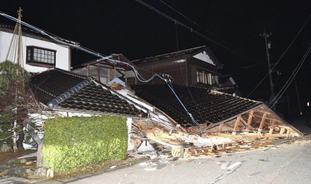 Sebuah bangunan runtuh di wilayah Ishikawa setelah gempa dengan magnitudo 7,6 mengguncang Jepang, Senin 1 Januari 2024 - AFP