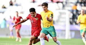 Kapten Timnas Indonesia Asnawi Mangkualam (kiri) berjibaku menghadang pemain Australia - AFC