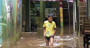 Banjir di daerah Kebon Pala, Jakarta Timur - Warta Kota