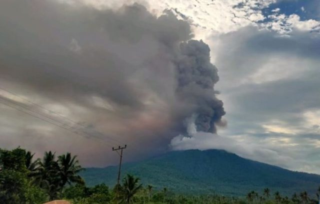 Visual gunung Lewotobi Laki-laki di Kabupaten Flores Timur, Nusa Tenggara Timur (NTT) pada Rabu (10/1/2024) pagi (Dokumen PGA Lewotobi Laki-laki)