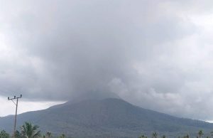 Asap tebal di gunung api Lewotobi Laki-laki, Kabupaten Flores Timur, Nusa Tenggara Timur (NTT) pada Minggu (7/1/2024) pagi.(Dokumen PGA Lewotobi Laki-laki)