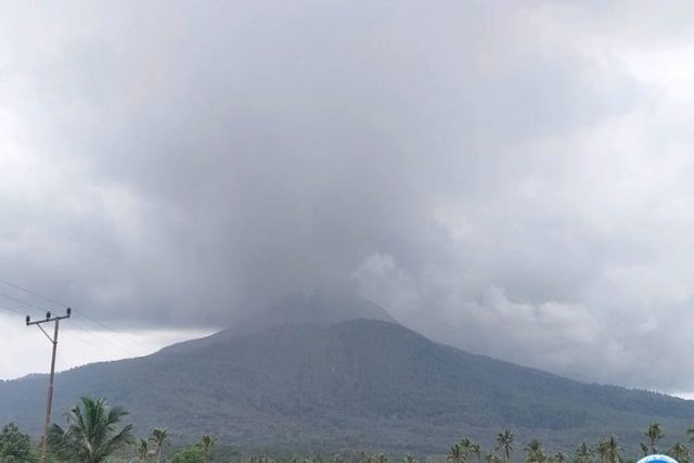 Asap tebal di gunung api Lewotobi Laki-laki, Kabupaten Flores Timur, Nusa Tenggara Timur (NTT) pada Minggu (7/1/2024) pagi.(Dokumen PGA Lewotobi Laki-laki)