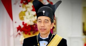 Presiden Joko Widodo mengenakan busana Songkok Singkepan Ageng, baju yang biasa dipakai oleh para Raja Keraton Surakarta Hadiningrat – Foto Biro Pers Sekretariat Presiden