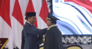 Presiden Joko Widodo resmi menganugerahkan kenaikan pangkat kepada Menteri Pertahanan Prabowo Subianto menjadi Jenderal TNI Kehormatan Purnawirawan. - CNBC