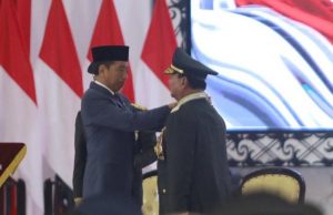 Presiden Joko Widodo resmi menganugerahkan kenaikan pangkat kepada Menteri Pertahanan Prabowo Subianto menjadi Jenderal TNI Kehormatan Purnawirawan. - CNBC