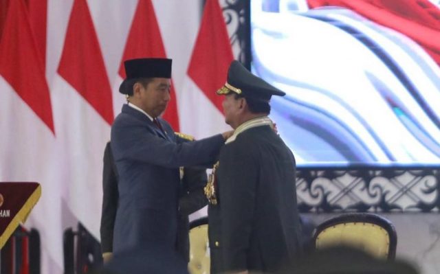 Presiden Joko Widodo resmi menganugerahkan kenaikan pangkat kepada Menteri Pertahanan Prabowo Subianto menjadi Jenderal TNI Kehormatan Purnawirawan. - CNBC