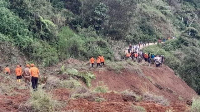 Longsor melanda Jalan Poros Desa Bonglo, Kecamatan Bastem Utara, Kabupaten Luwu, Sulsel, Senin (26/2/2024). Dok BPBD Sulsel)