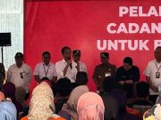 Presiden Jokowi Bagikan Bantuan Pangan Beras kepada 1.000 Keluarga di Sulawesi Selatan