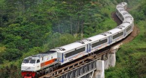 Argo Parahyangan merupakan gabungan dua kereta di rute yang sama Jakarta-Bandung, yakni KA Parahyangan dan KA Argo Gede.