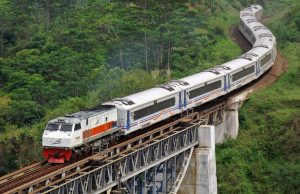 Argo Parahyangan merupakan gabungan dua kereta di rute yang sama Jakarta-Bandung, yakni KA Parahyangan dan KA Argo Gede.